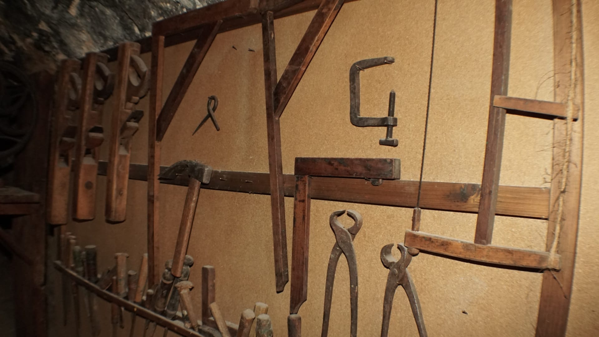 falegnameria strumenti messi in esposizione alla vecchia falegnameria