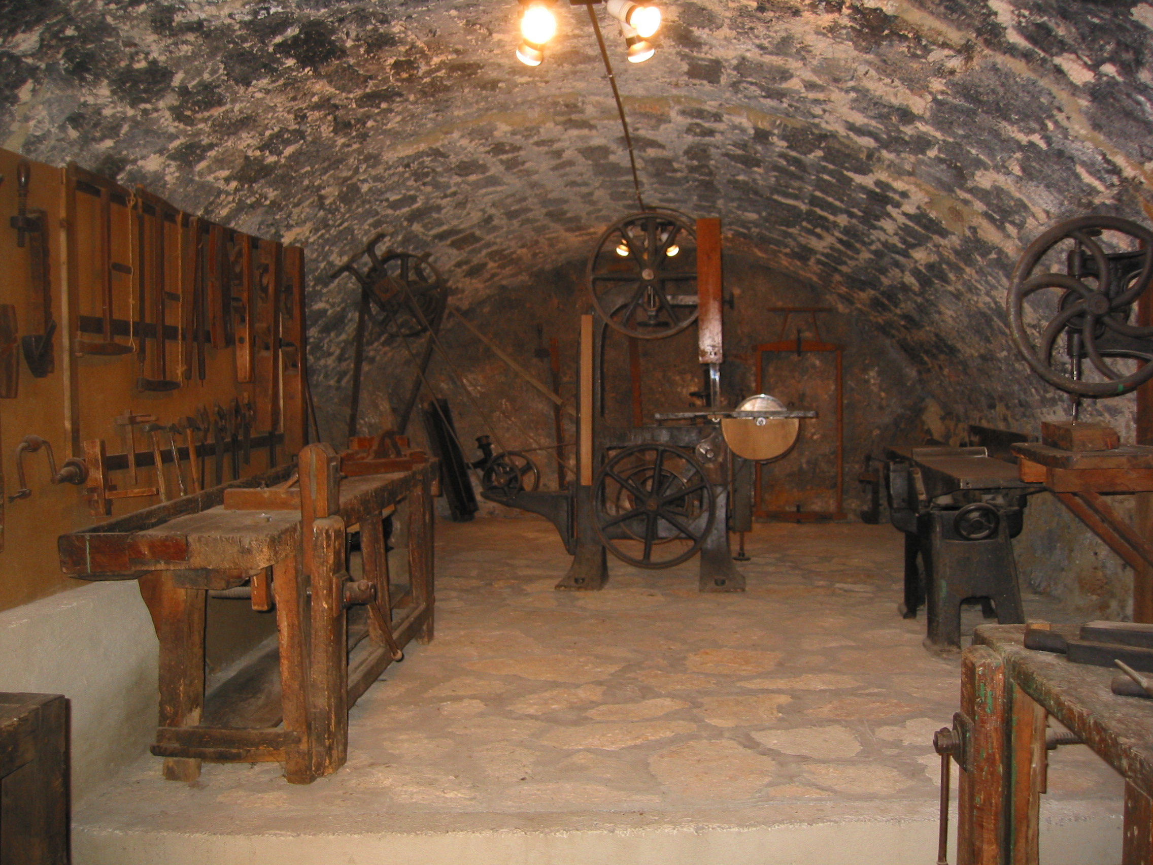 interno della grotta dove sono in esibizione vari oggetti per lavorare il legno